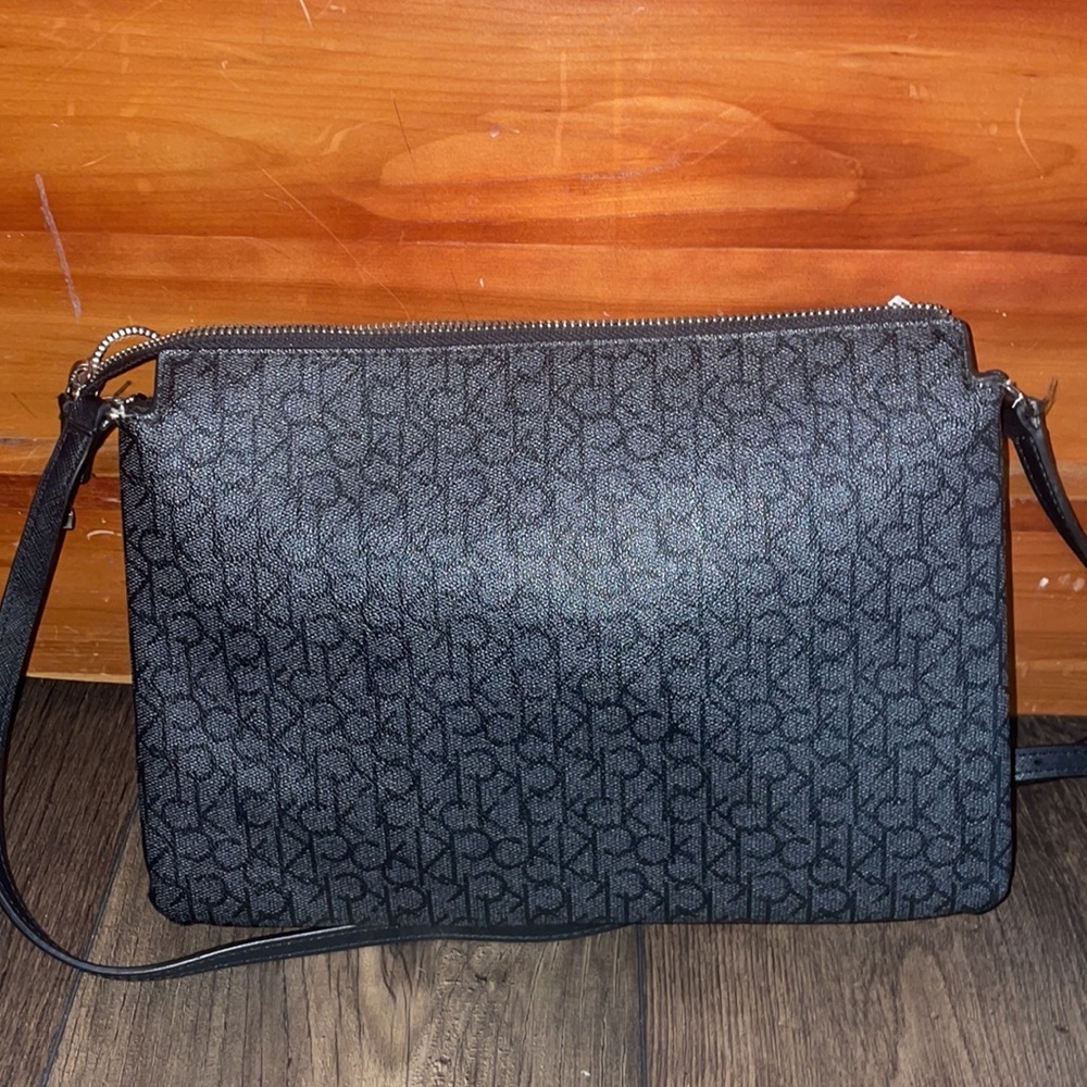 Calvin Klein medium size Crossbody bag with chain - Picture 3 of 7